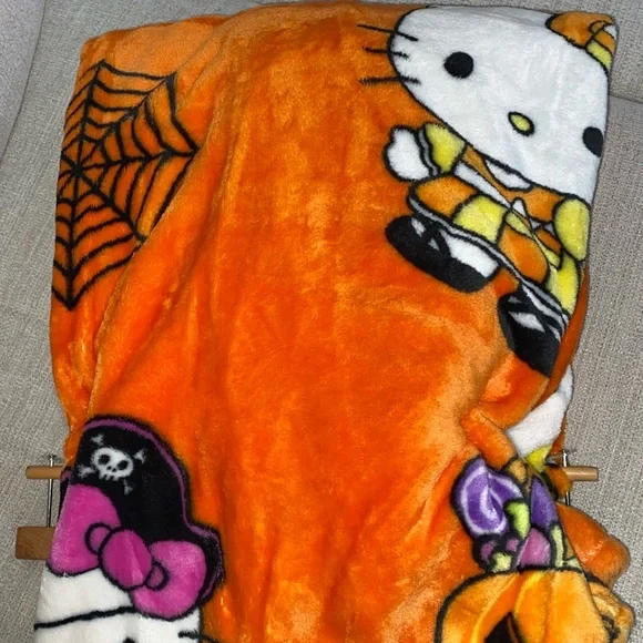 Hello Kitty Halloween Blanket - Orange and Purple - Picture 2 of 8